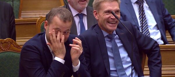 Доклад датского премьера о дружбе животных вызвал хохот в парламенте. Видео - Sputnik Кыргызстан