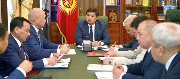 Премьер-министр Мухаммедкалый Абылгазиев Баткен облусунда болгон шахтадагы кырсыкка байланыштуу жыйын өткөрдү - Sputnik Кыргызстан