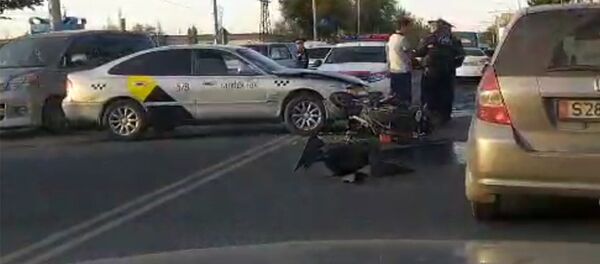 На правительственной трассе в Бишкеке авто столкнулось с мотоциклом. Видео - Sputnik Кыргызстан