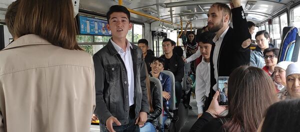 Ученики театральной студии удивили пассажиров троллейбусов в Бишкеке. Видео - Sputnik Кыргызстан