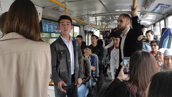 Ученики театральной студии удивили пассажиров троллейбусов в Бишкеке. Видео - Sputnik Кыргызстан