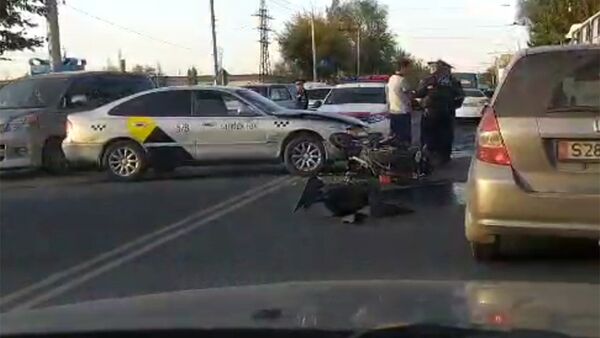 Өкмөттүк трассада унаа менен мотоцикл кагышып кетти. Видео - Sputnik Кыргызстан