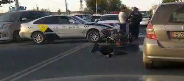 Өкмөттүк трассада унаа менен мотоцикл кагышып кетти. Видео Өкмөттүк трассада унаа менен мотоцикл кагышып кетти. Видео - Sputnik Кыргызстан