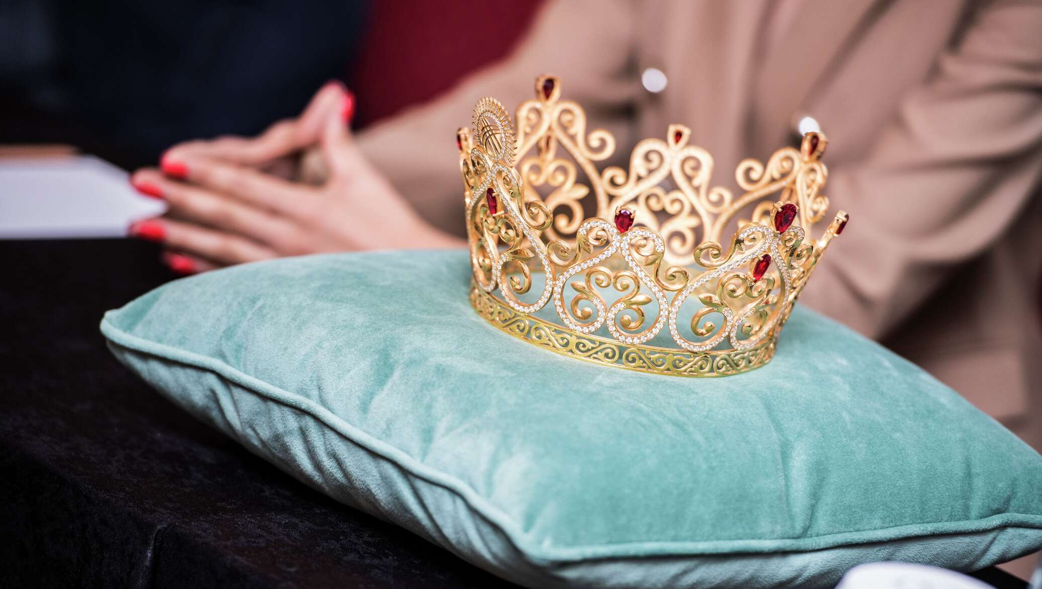 В приморском крае корона. Корона Мисс. Корона Мисс красоты. Корона королевы красоты. Корона королевы красоты на подушке.