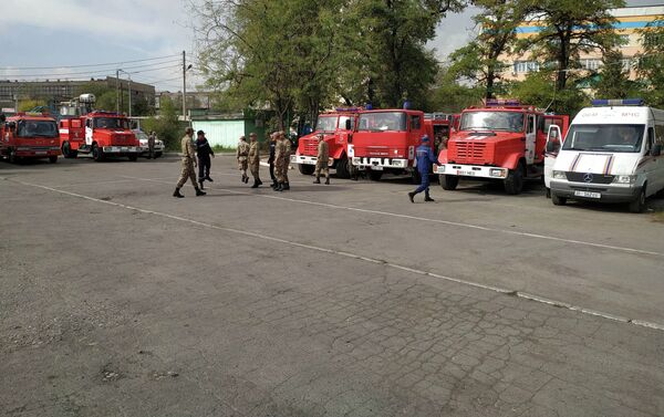 В пожарной части по улице Осмонкула идут учения для сотрудников МЧС. - Sputnik Кыргызстан