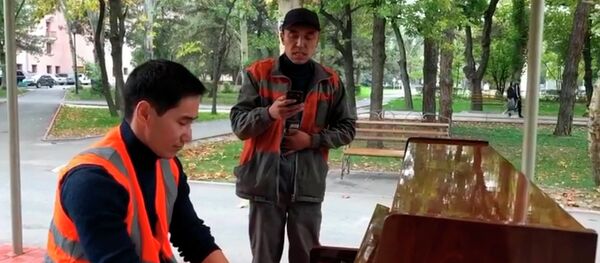 Жолдубай Кайыповдун ырын созгон тазалыкчылар таң калтырды. Видео - Sputnik Кыргызстан