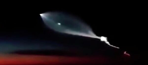 С пассажирского самолета увидели запуск баллистической ракеты США — видео - Sputnik Кыргызстан