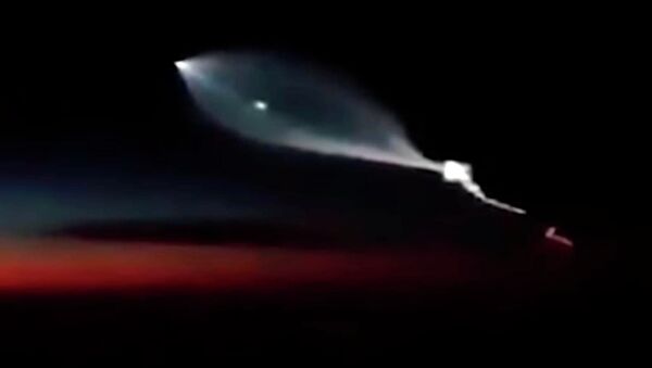 С пассажирского самолета увидели запуск баллистической ракеты США — видео - Sputnik Кыргызстан