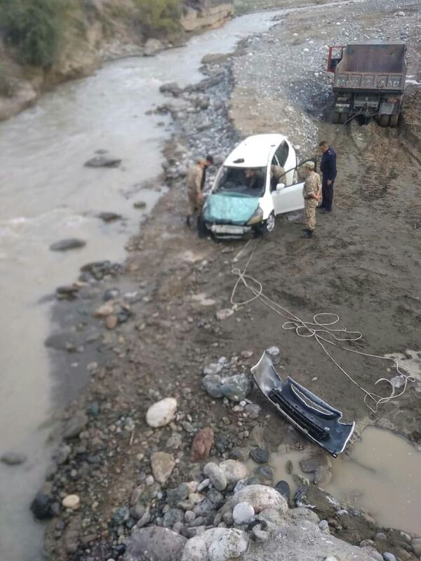 Honda Fit упала с моста в реку, трое погибли — трагедия в Майлуу-Суу. Видео - Sputnik Кыргызстан