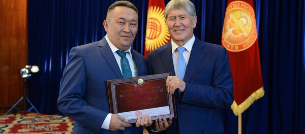 Кыргызстандын мурдагы президенти Алмазбек Атамбаев жана анын тарапташы Алга Кылычев. Архив - Sputnik Кыргызстан