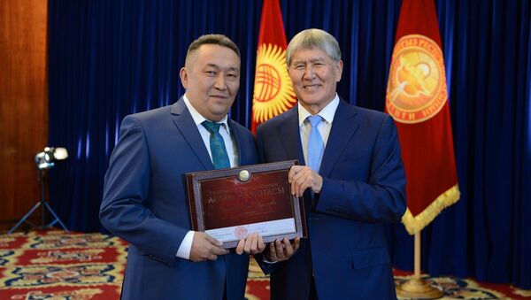 Бывший президент КР Алмазбек Атамбаев и его сторонник Алга Кылычев. Архивное фото - Sputnik Кыргызстан