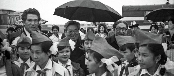 Писатель Чингиз Айтматов, первый секретарь ЦК Коммунистической партии Киргизской ССР Турдакун Усубалиев и председатель Президиума Верховного Совета Киргизской ССР Торобай Кулатов - Sputnik Кыргызстан