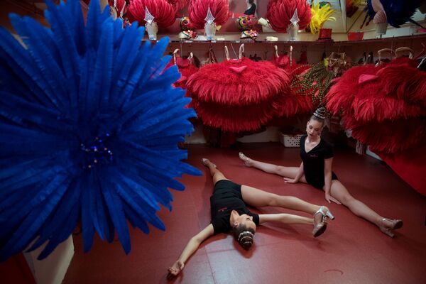 Танцовщицы Мулен Руж Клодин Ван Ден Берг и Аманда перед выходом на сцену - Sputnik Кыргызстан