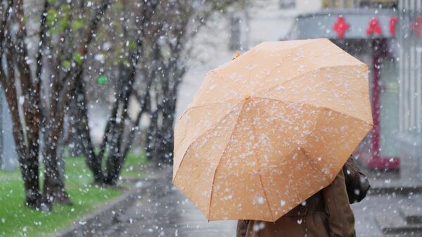 Девушка с зонтом на улице. Архивное фото - Sputnik Кыргызстан
