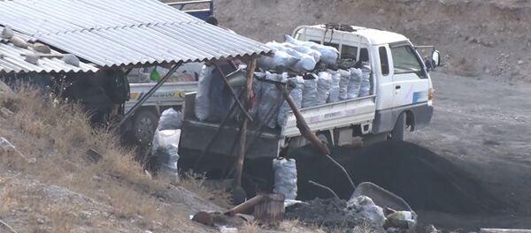 Кадамжай: Боз тилкесинде 100дөй мыйзамсыз көмүр шахтанын 20сы иштеп жатат - Sputnik Кыргызстан