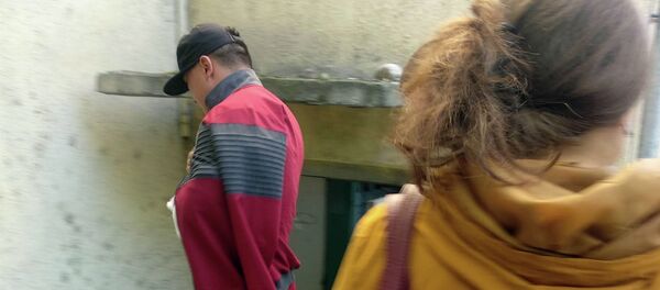 Бишкек шаардык криминалдык милициянын уюшкан кылмыштуулукка каршы күрөшүү бөлүмүнүн жетекчиси Нурлан Амангуловдон ок жеген жаран Бишкек шаардык криминалдык милициянын уюшкан кылмыштуулукка каршы күрөшүү бөлүмүнүн жетекчиси Нурлан Амангуловдон ок жеген жаран - Sputnik Кыргызстан