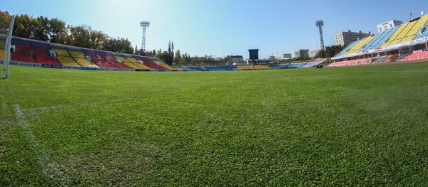Подготовка стадиона Долона Омурзакова в Бишкеке к матчу Кыргызстан — Мьянма - Sputnik Кыргызстан