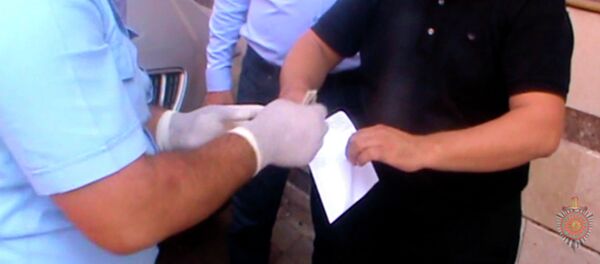 Милиция задержала сотрудника Госстроя при получении взятки на улице — видео - Sputnik Кыргызстан