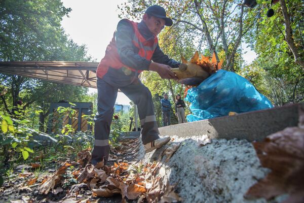 Учитель музыки оставил работу и стал грузчиком — история кыргызстанца - Sputnik Кыргызстан