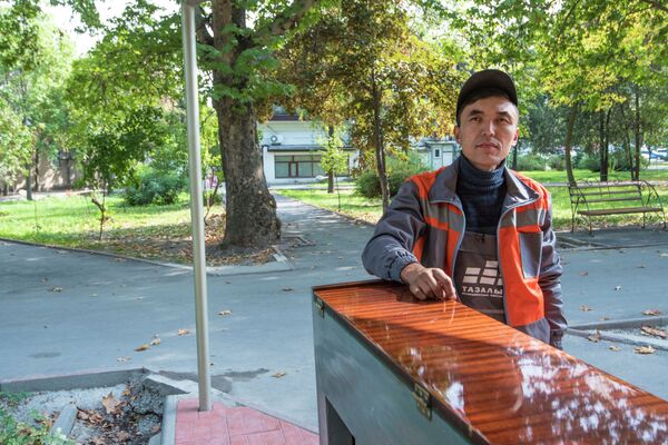 Учитель музыки оставил работу и стал грузчиком — история кыргызстанца - Sputnik Кыргызстан
