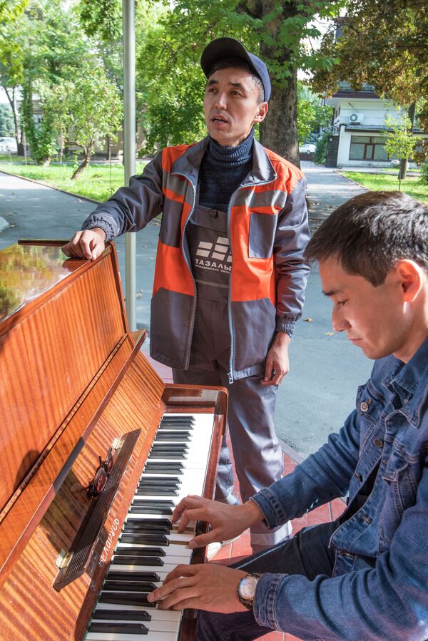 Учитель музыки оставил работу и стал грузчиком — история кыргызстанца - Sputnik Кыргызстан