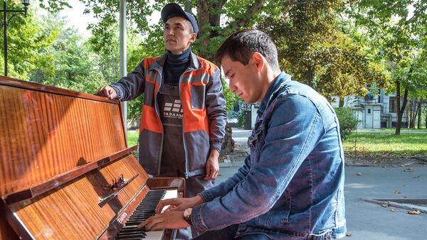 Учитель музыки оставил работу и стал грузчиком — история кыргызстанца - Sputnik Кыргызстан