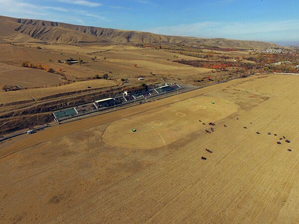 Анан кантип ири мелдештер өтөт... Көзгө басар спорттук объектилердин абалы Анан кантип ири мелдештер өтөт... Көзгө басар спорттук объектилердин абалы - Sputnik Кыргызстан