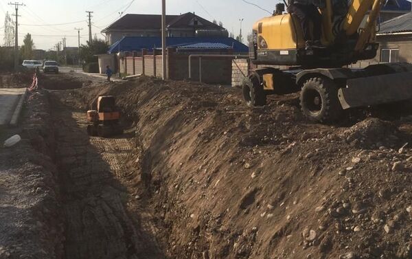 Общая протяженность канализации в жилмассиве составит 1 293 метра. Подрядчик обязался завершить работы в середине ноября. - Sputnik Кыргызстан