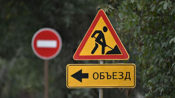 Дорожные знаки о ремонтных работах. Архивное фото - Sputnik Кыргызстан