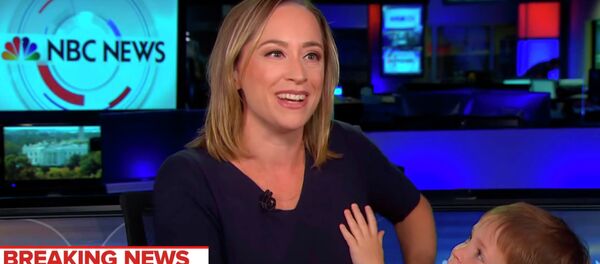 Сын телеведущей NBC сорвал прямой эфир выпуска новостей. Видео - Sputnik Кыргызстан