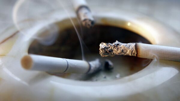 Пепельница с окурками. Архивное фото - Sputnik Кыргызстан