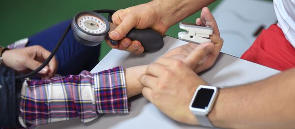 Бейтаптын давлениесин өлчөп жаткан дарыгер. Архив - Sputnik Кыргызстан