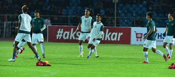 Футболисты сборной Мьянмы разминаются перед матчем Кыргызстан — Мьянма в рамках отборочного раунда ЧМ-2022 на стадионе имени Долона Омурзакова в Бишкеке Футболисты сборной Мьянмы разминаются перед матчем Кыргызстан — Мьянма в рамках отборочного раунда ЧМ-2022 на стадионе имени Долона Омурзакова в Бишкеке - Sputnik Кыргызстан