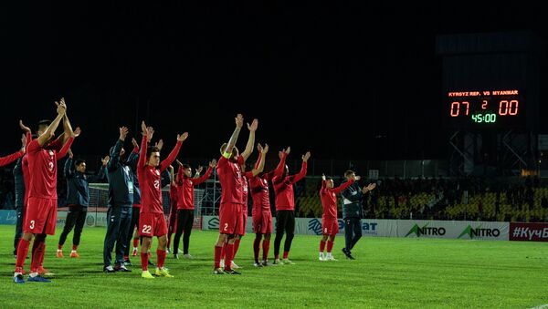 Футболисты сборной КР благодарят болельщиков после матча Кыргызстан — Мьянма. Архивное фото - Sputnik Кыргызстан