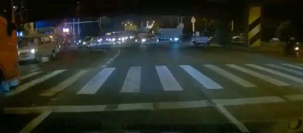 Мост в Китае обрушился на проезжавшие под ним машины — момент попал на видео - Sputnik Кыргызстан