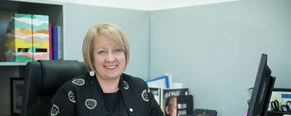 Руководитель международного информационного агенства Sputnik Кыргызстан Елена Череменина в рабочем кабинете - Sputnik Кыргызстан