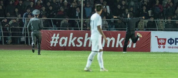 Болельщик, который выбежал на поле во время футбольного матча Кыргызстан — Мьянма в рамках отборочного раунда ЧМ-2022 в Бишкеке - Sputnik Кыргызстан