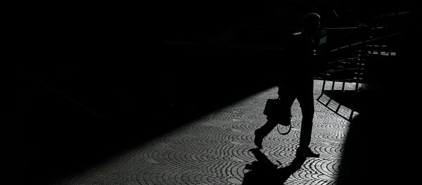 Мужчина проходит на одной из городских улиц. Архивное фото Мужчина проходит на одной из городских улиц. Архивное фото - Sputnik Кыргызстан