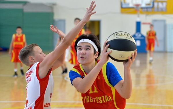 Наши баскетболисты одержали победу во всех играх, а в финале встретились с командой из Мурманска. Счет 64:32 в пользу отечественной сборной. - Sputnik Кыргызстан