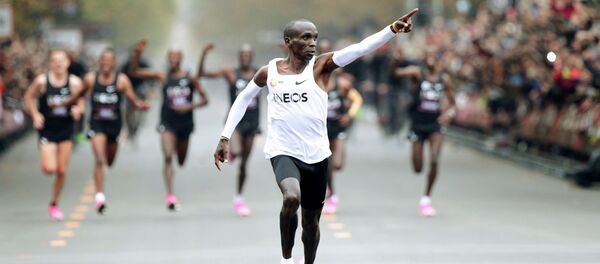 Кенийский легкоатлет Элиуд Кипчоге пересекает финишную черту - Sputnik Кыргызстан