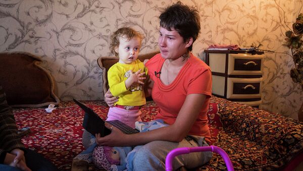 Бишкекчанка решилась на отчаянный шаг, чтобы спасти свою дочь. Видео - Sputnik Кыргызстан