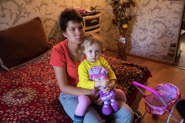 Бишкекчанка решилась на отчаянный шаг, чтобы спасти свою дочь. Видео - Sputnik Кыргызстан