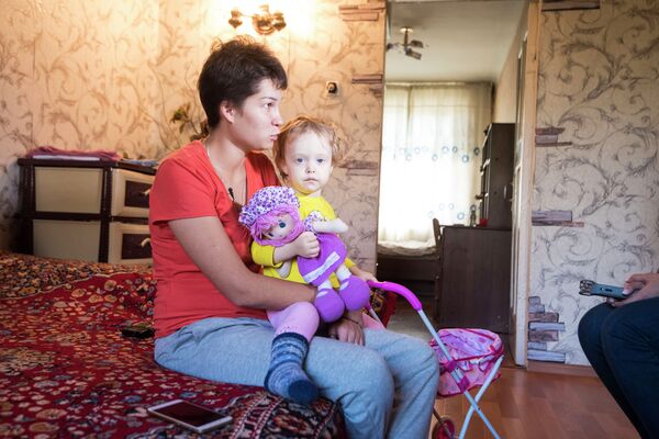 Бишкекчанка решилась на отчаянный шаг, чтобы спасти свою дочь. Видео - Sputnik Кыргызстан