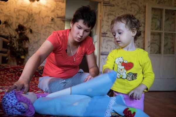 Бишкекчанка решилась на отчаянный шаг, чтобы спасти свою дочь. Видео - Sputnik Кыргызстан