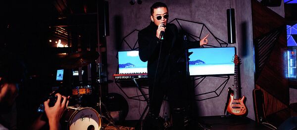 Солист группы MBAND Анатолий Цой во время выступления Солист группы MBAND Анатолий Цой во время выступления - Sputnik Кыргызстан