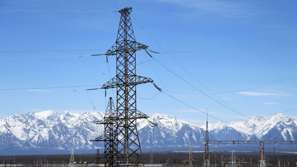 Линии электропередач подстанции на горном хребте. Архивное фото - Sputnik Кыргызстан