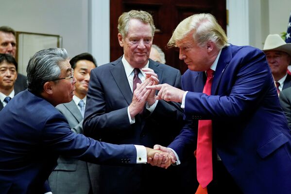 Церемония подписания соглашения о торговле между США и Японией в Вашингтоне - Sputnik Кыргызстан
