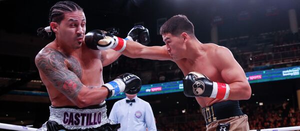 Боксерский бой Дмитрия Бивола и Ленина Кастильо в полутяжелом весе в Чикаго Боксерский бой Дмитрия Бивола и Ленина Кастильо в полутяжелом весе в Чикаго - Sputnik Кыргызстан