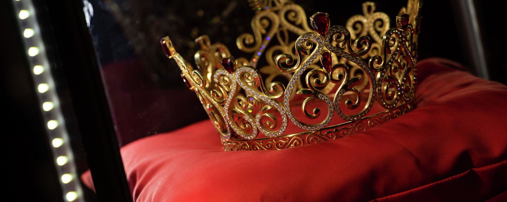 Кыргызстан сулуусу сулуулук сынагын таажысы. Архив - Sputnik Кыргызстан, 1920, 25.09.2025