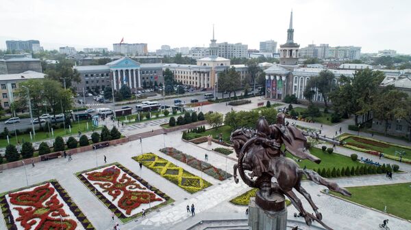 Вид на здание мэрии и аллею у Филармонии в Бишкеке. Архивное фото - Sputnik Кыргызстан